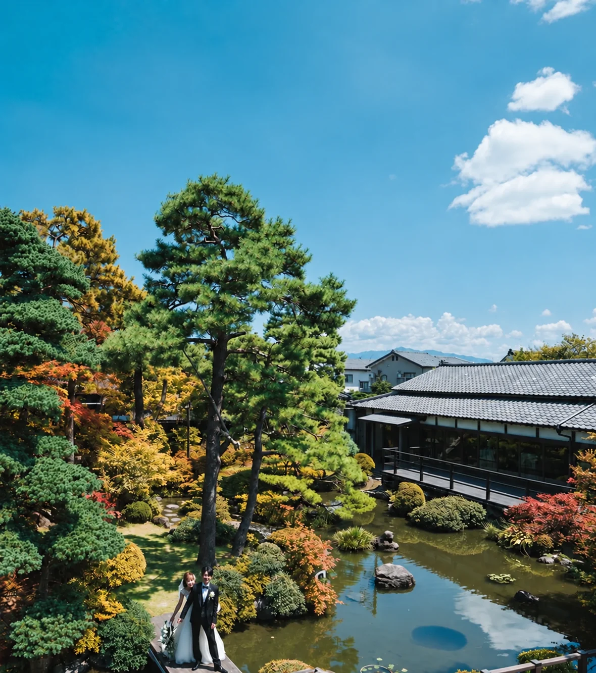 色づき始めた1000坪の日本庭園と創業100年の和モダン邸宅