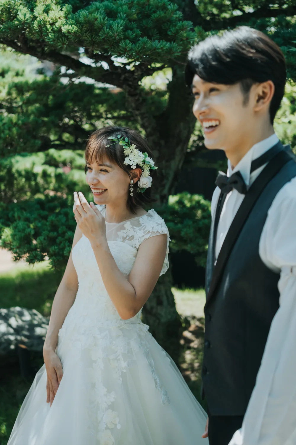 ウェディングドレス姿の新郎新婦